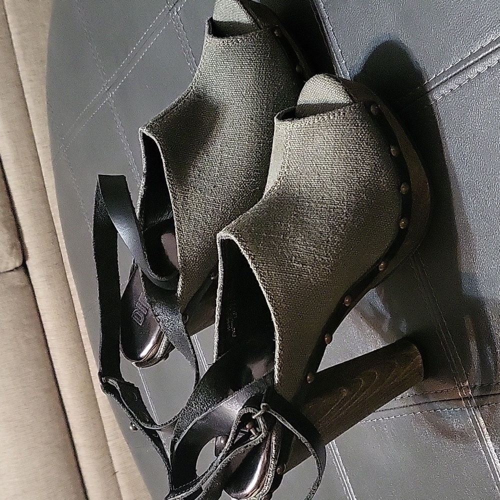 Diesel, 7.5,  wrap around ankle leather strap.